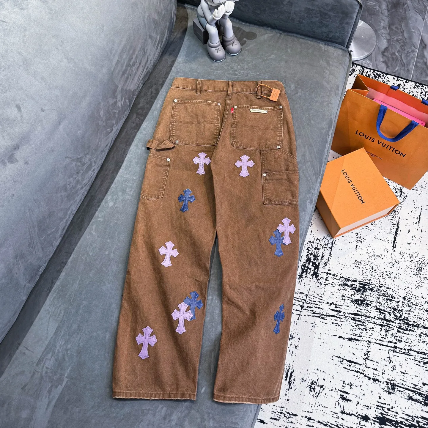 P300 Chrome Hearts Chrome Hearts Brown Logging Purple Multi-Leather Jeans Multi-leather Label Work Jeans CH Jeans All need to be washed and then disassembled and hand-stitched with sheepskin cross leather and then spliced together to complete. The whole process is too complicated to describe. About Chrome Hearts This is an extremely luxurious fashion brand that can also be called the aristocrat of the high street. It has always been an exclusive brand for some hipsters or the rich second generation. Compared with ordinary high streets, it is more luxurious and noble. Compared with luxury brands, it has a more fashionable personality. It has always been a brand that I have a special liking for. Color: Brown Size: 28 30 32 34 36